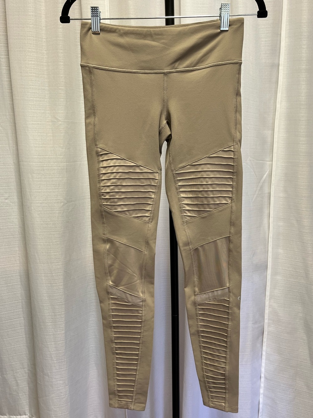 Alo Yoga High-Waist Moto Legging in the  "Gravel / Gravel Glossy" | size small